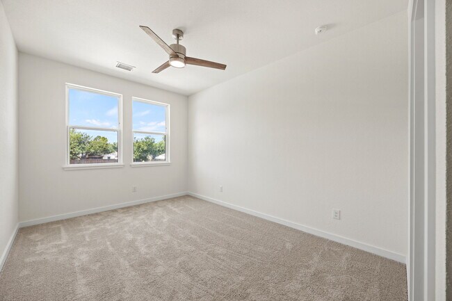 Building Photo - 220 E Park Dr