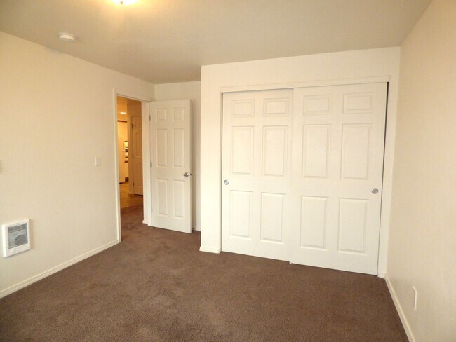 Building Photo - Rent Special: FREE June's Rent - 2 Bedroom 1 Bath Unit NE Salem!
