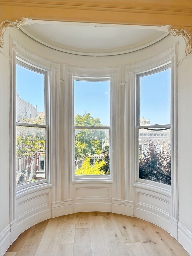 Building Photo - Top-Floor, Remodeled 5BR/2.5BA Victorian Flat, Pet Friendly, Steps from Alamo Square