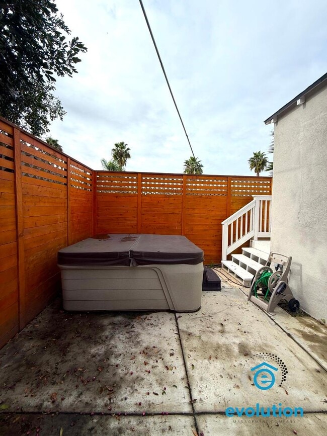 Building Photo - 4064 Laverne Pl