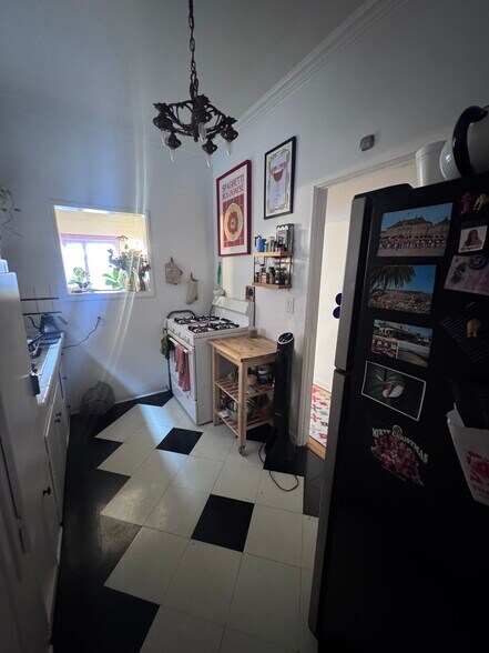 Building Photo - 3360 Descanso Dr