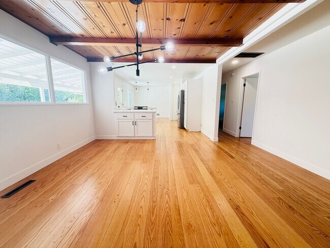 Building Photo - Corner lot 4-bedroom, 3-bathroom, 2,100 sq. ft. ranch-style home.  Great Location!