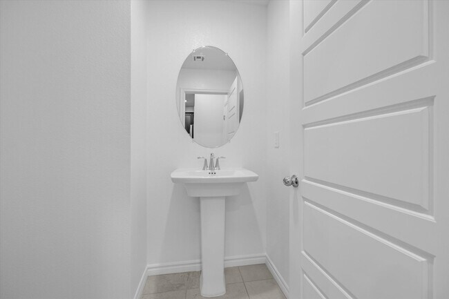 Building Photo - Iron Mountain Townhome with attached garage