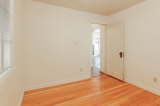 Building Photo - Charming 2 bed, 1 bath beautiful fir hardwood floors minutes to everything.