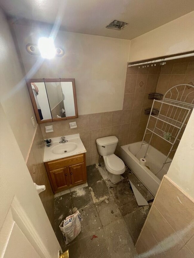 Building Photo - Yes , Yes Yes. Luxury Furnished , Two Bath...