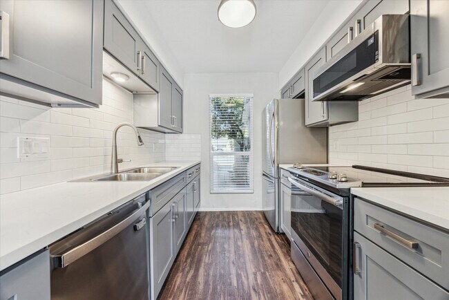 Building Photo - 8805 Piney Point Dr