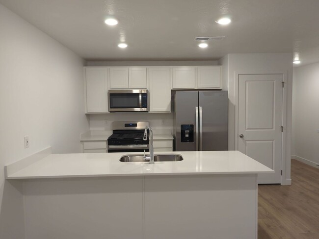 Building Photo - $300 OFF FIRST MONTHS RENT. Dog Friendly! ...