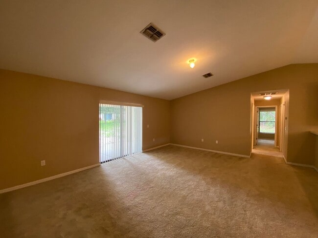 Building Photo - Desirable SW Ocala Neighborhood 3/2/2 **Wo...