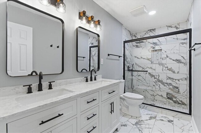 Building Photo - 2696 Greentree Dr SE