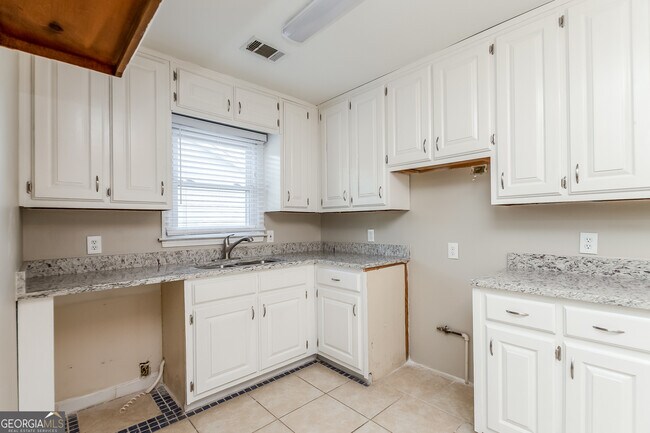 Building Photo - 1561 Rose Garden Ln