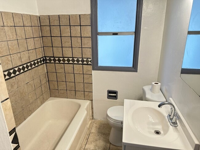 Building Photo - 3 Bedrooms 1  Bathroom  House In a Quiet A...