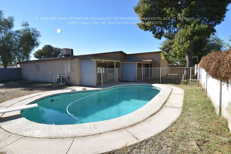 Building Photo - 2202 W Charleston Ave