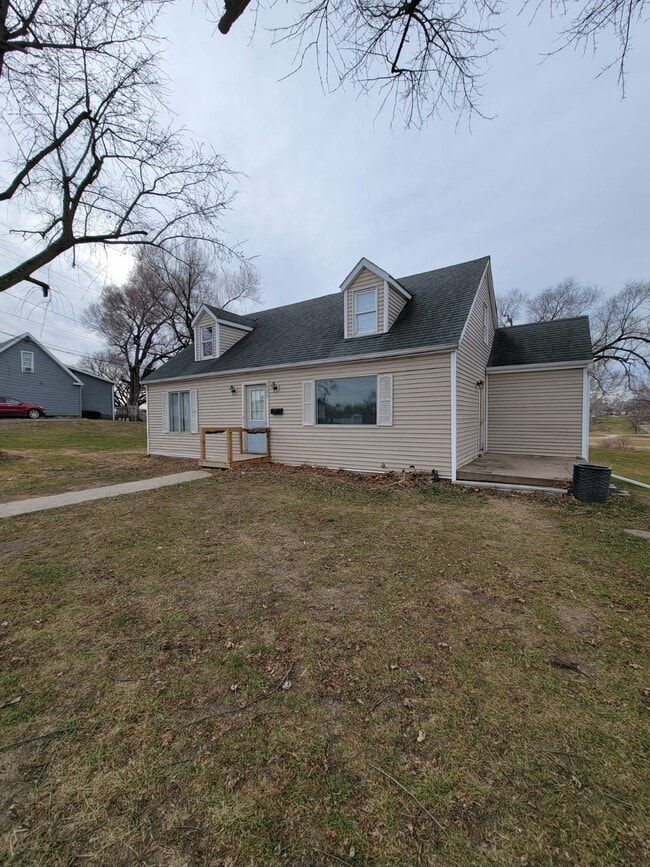 Building Photo - 627 N 3rd St