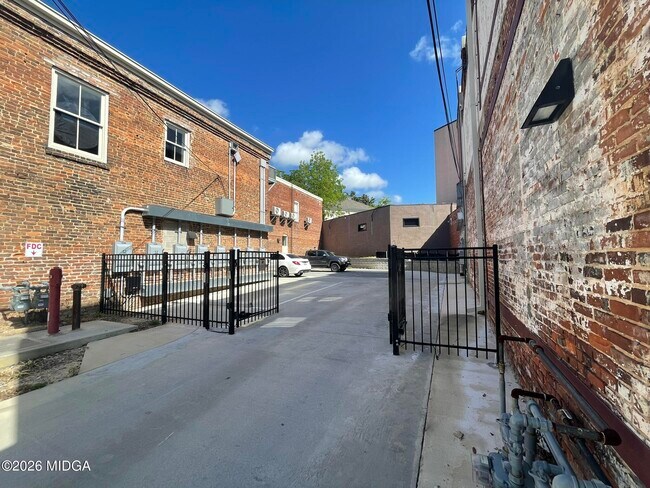 Building Photo - 843-843 Forsyth St