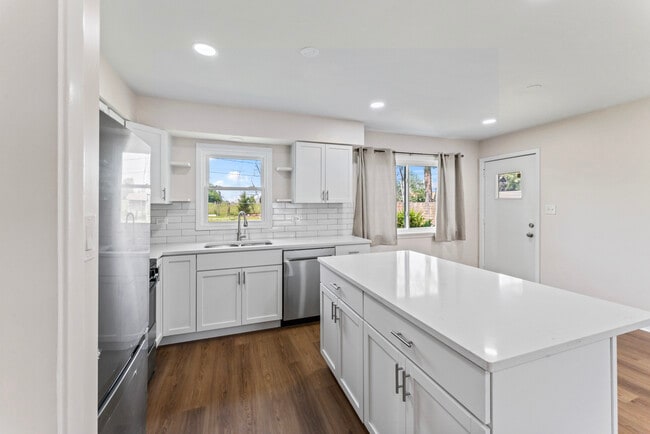 Building Photo - 427 Gilbert Dr