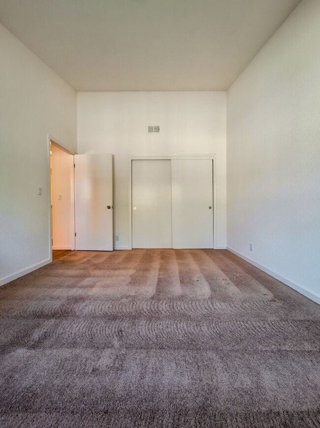 Building Photo - Beautiful 2bd Townhouse With Attached Garage, Private Patio, Pool/Hot Tub, & Clubhouse!