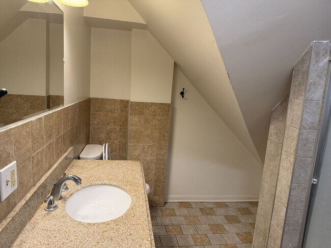 Building Photo - 1645-1647 N Astor St