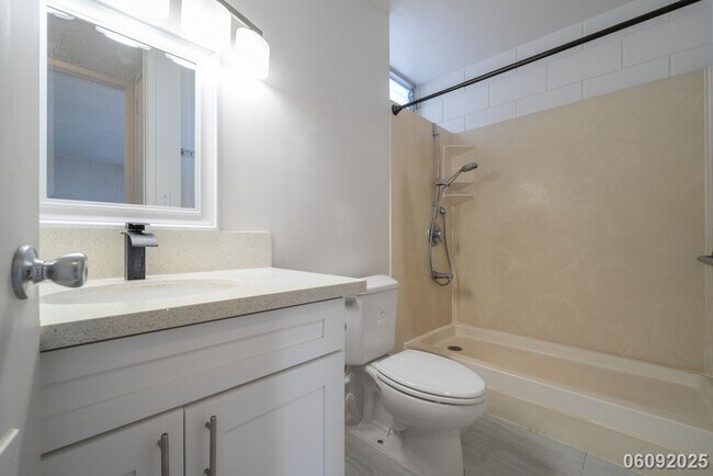 Building Photo - $2600.00 | 2BD/1BA Condo ALL UTILITIES INC...
