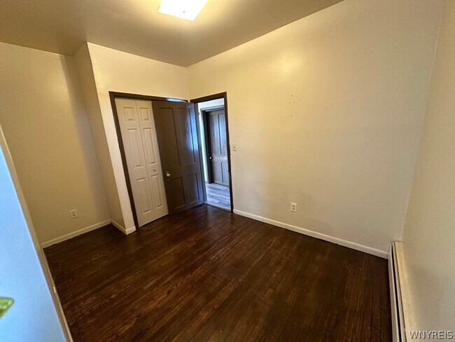 Building Photo - 654 Hertel Ave