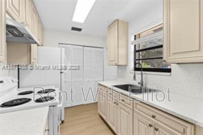 Building Photo - 5629 Taft St