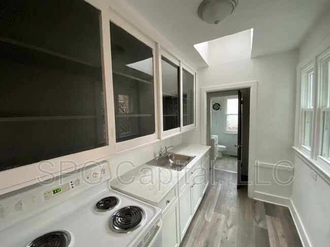 Building Photo - 254 Roosevelt Ave