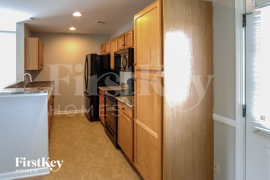 Building Photo - 615 Silver Moss Dr