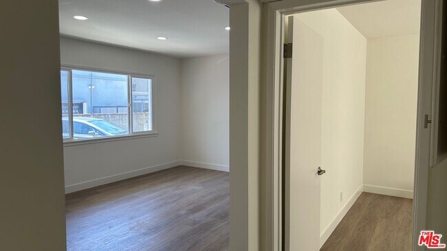 Building Photo - 517 S Kenmore Ave