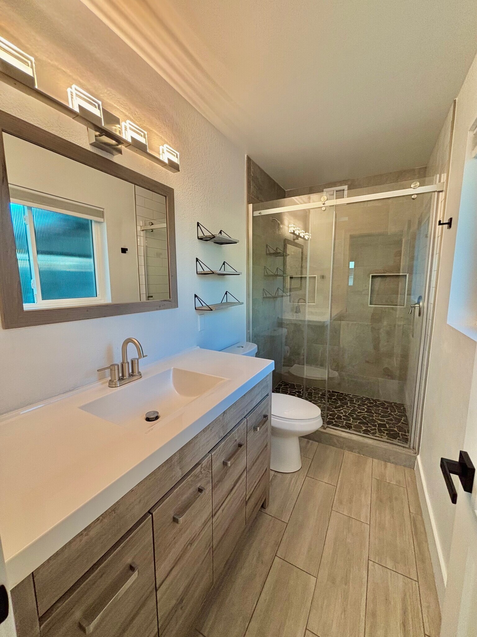 Building Photo - 6059 N 22nd Ave