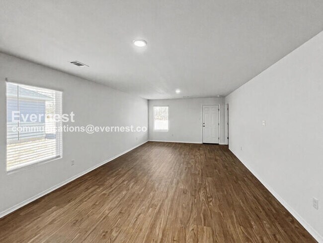 Building Photo - 3 Bed/2 Bath Home with Garage / Pet-Friendly / Vouchers Accepted / Available Now!