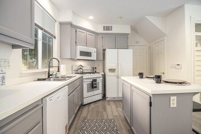 Building Photo - Beautiful and Move-In Ready, 4BD/2.5BA, Tw...