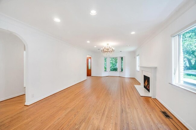 Building Photo - 18 Parkside Dr