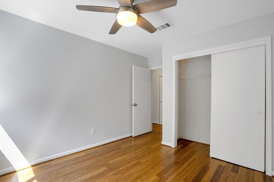 Building Photo - 9831 Meadow Bend Ln