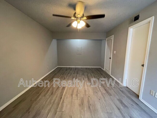 Building Photo - 602 Bellaire Dr