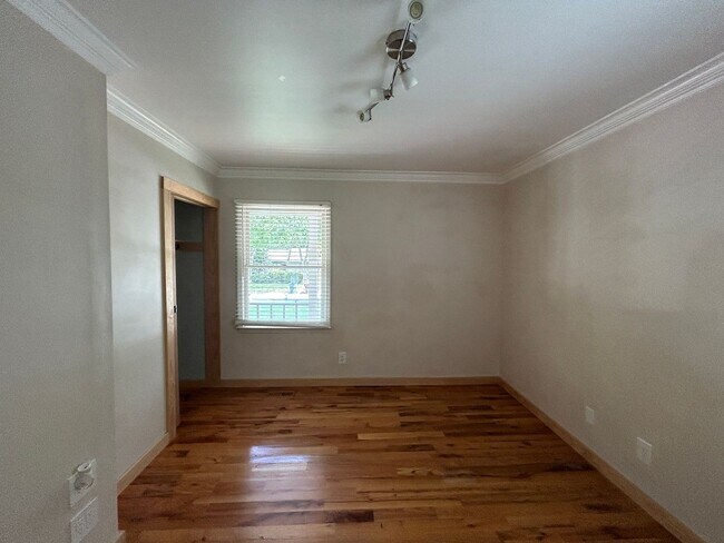 Building Photo - Fabulous 4 Bedroom 3 Bathroom Home with Pr...