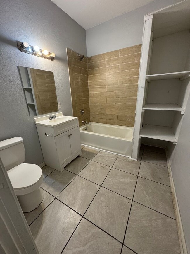 Building Photo - Highland 2 Bedroom Apartment