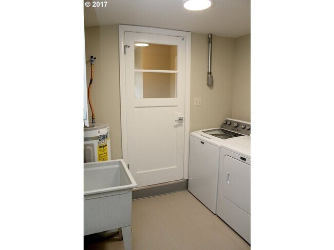 Building Photo - Charming Saint John's home with Washer/Dryer, Fenced Yard, Garage