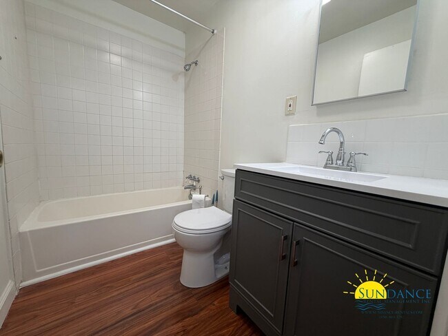 Building Photo - Vintage 3 Bedroom Home in the Heart of Fort Walton!