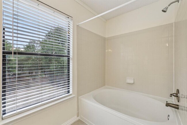 Building Photo - 2703 Vinson Ct