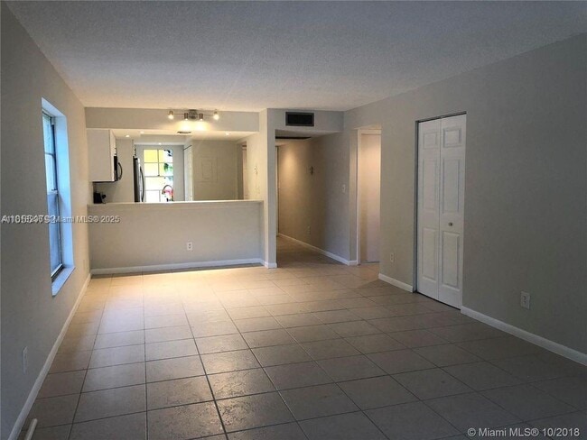 Building Photo - 905 Southridge Rd