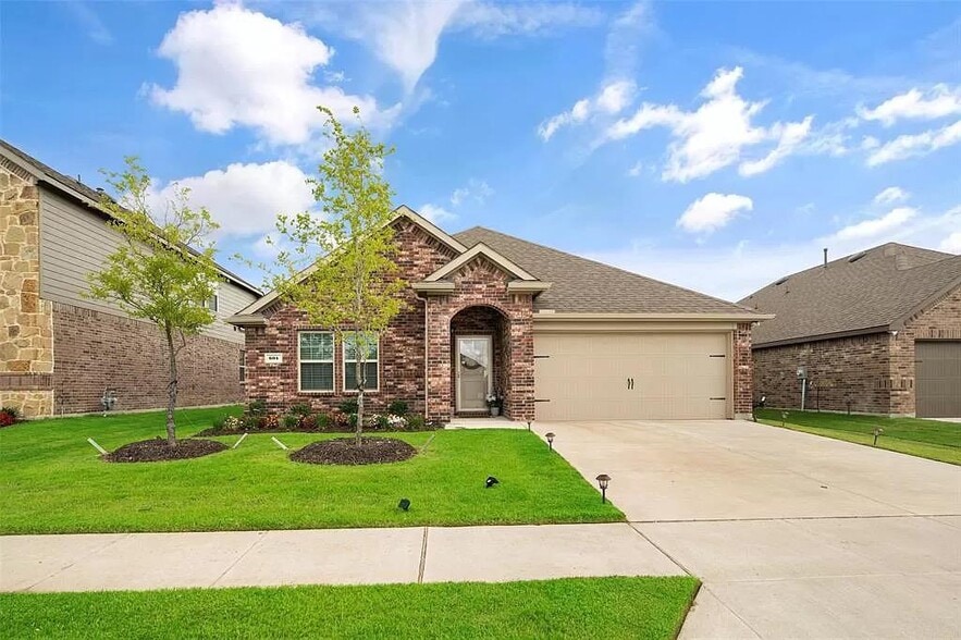 Building Photo - 604 Saddle Club Way