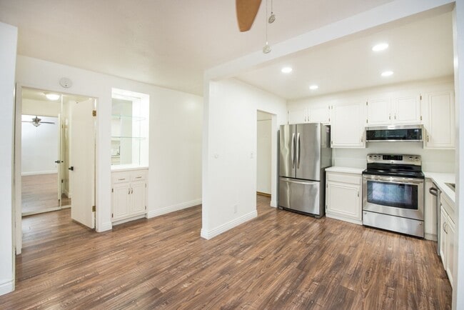 Building Photo - Newport Beach One Bedroom Beauty