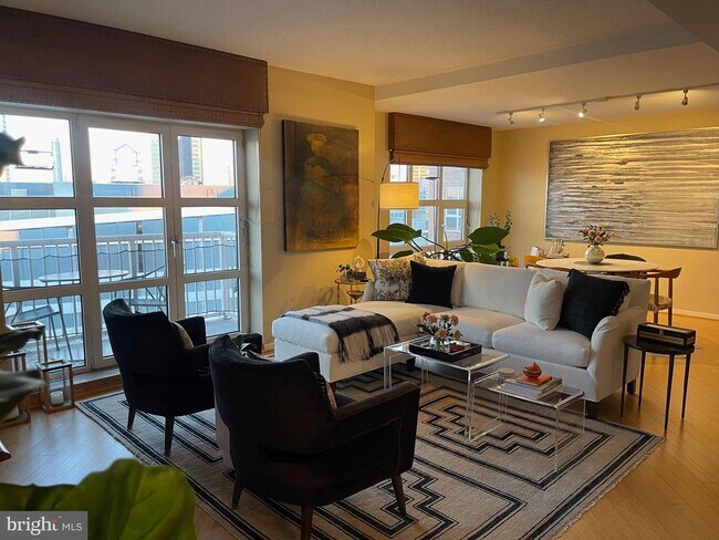 Building Photo - 250 S President St