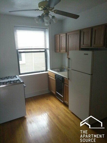 Building Photo - 1913 W Larchmont Ave