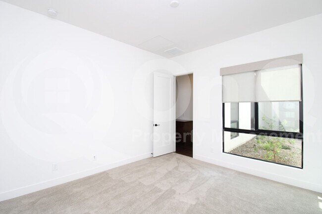 Building Photo - 813 E Corral Rd