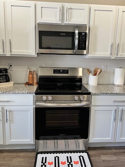 Electric smooth top stove with microwave - 2488 N Raven Ln