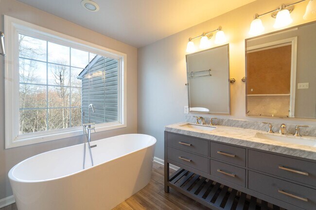 Building Photo - Updated Faircrest 4 BD 3.5 BA Townhome