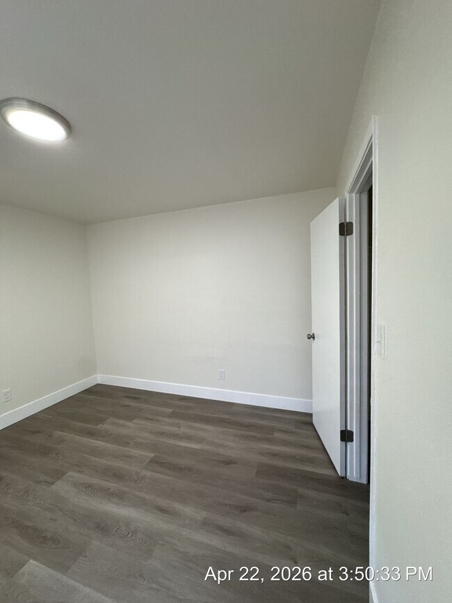 Building Photo - MOVE IN READY! 2 WEEKS OFF!! NO APP FEE! UPSTAIRS UNIT WITH BALCONY!