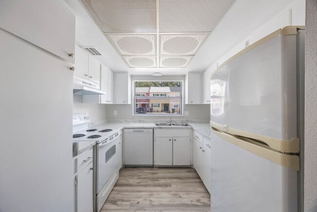 Building Photo - Renovated Town Home 2 bedroom 1.5 bath ** ...