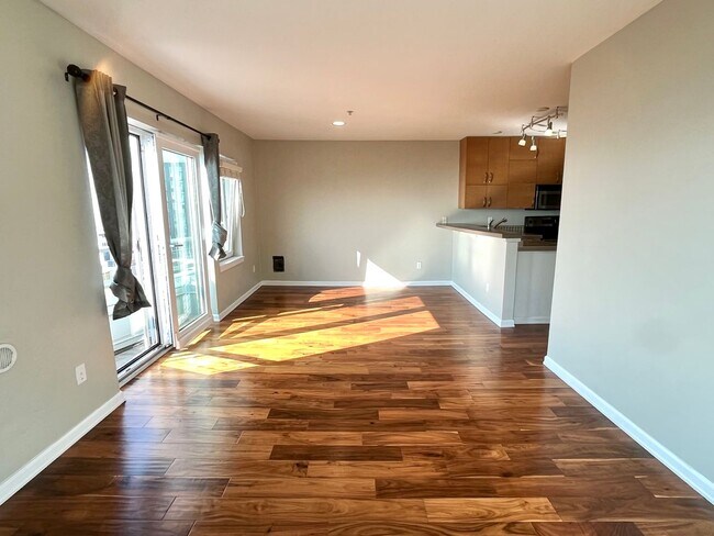 Building Photo - 2 bed/1bath Belltown full waterfront view ...