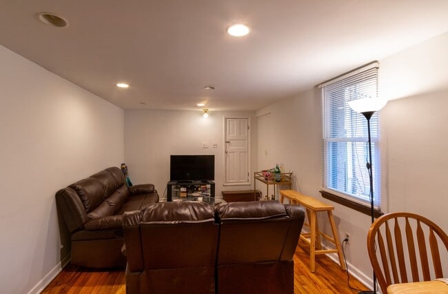 Building Photo - 2138 Mt Vernon St